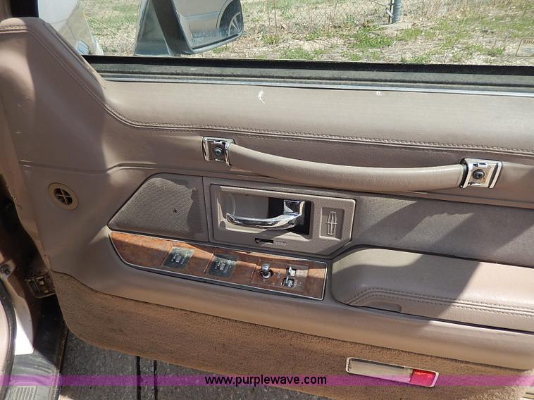 image for item H2619 1993 Lincoln Town Car Signature
