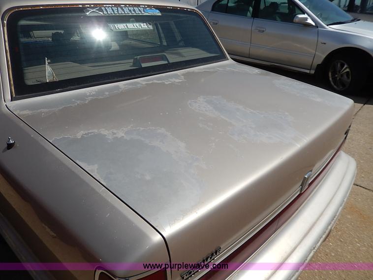 image for item H2619 1993 Lincoln Town Car Signature