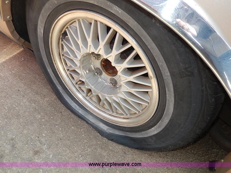 image for item H2619 1993 Lincoln Town Car Signature