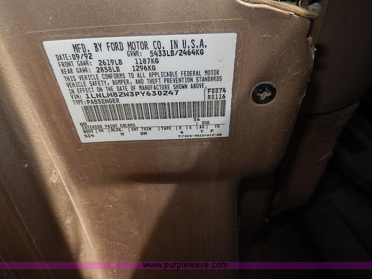 image for item H2619 1993 Lincoln Town Car Signature