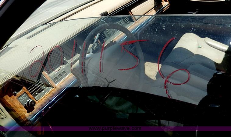 image for item H2619 1993 Lincoln Town Car Signature