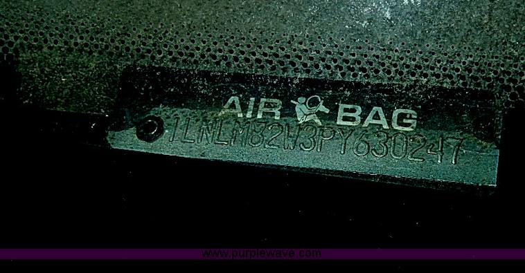 image for item H2619 1993 Lincoln Town Car Signature