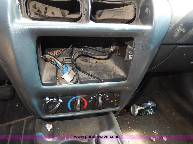 image for item H2622 2000 Chevrolet Cavalier LS sedan