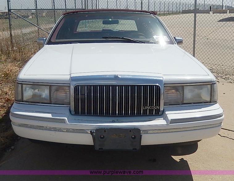 image for item H2624 1993 Lincoln Town Car Executive