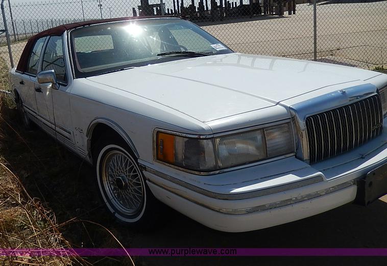 image for item H2624 1993 Lincoln Town Car Executive