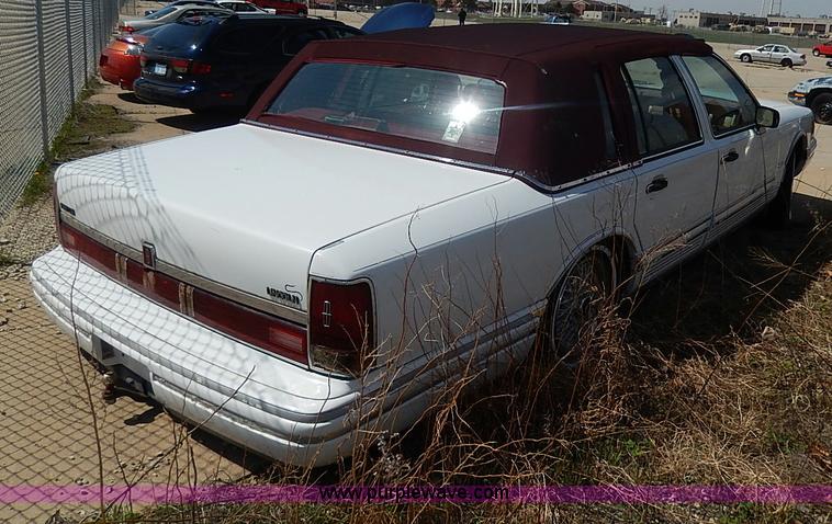 image for item H2624 1993 Lincoln Town Car Executive