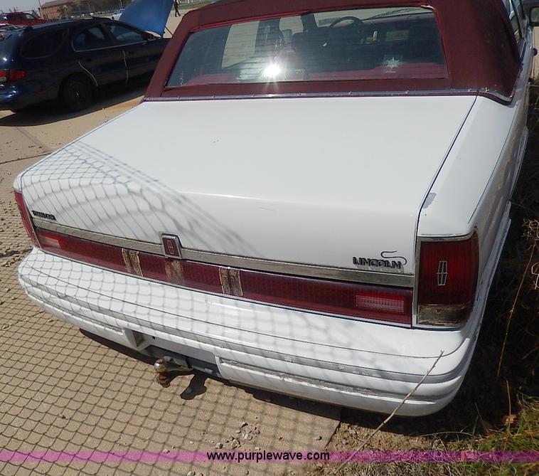 image for item H2624 1993 Lincoln Town Car Executive