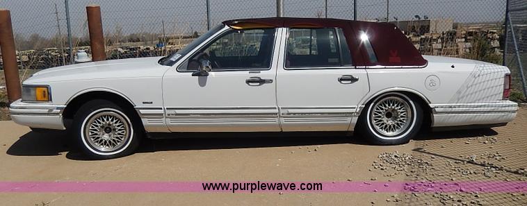 image for item H2624 1993 Lincoln Town Car Executive