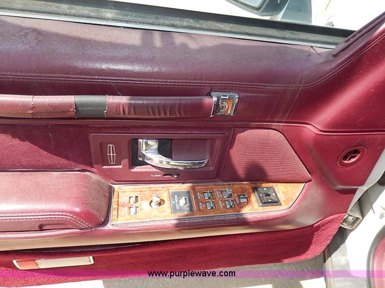 image for item H2624 1993 Lincoln Town Car Executive