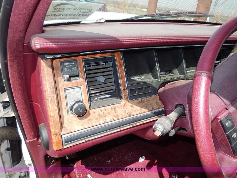 image for item H2624 1993 Lincoln Town Car Executive