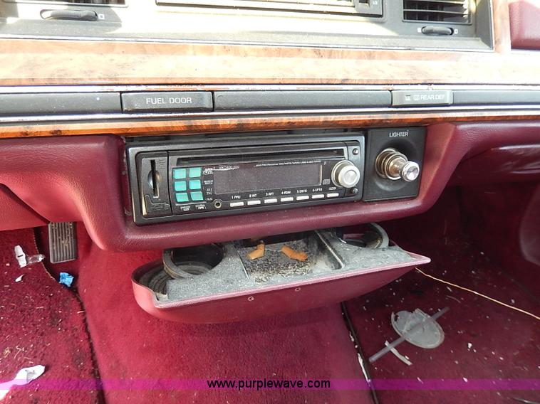 image for item H2624 1993 Lincoln Town Car Executive