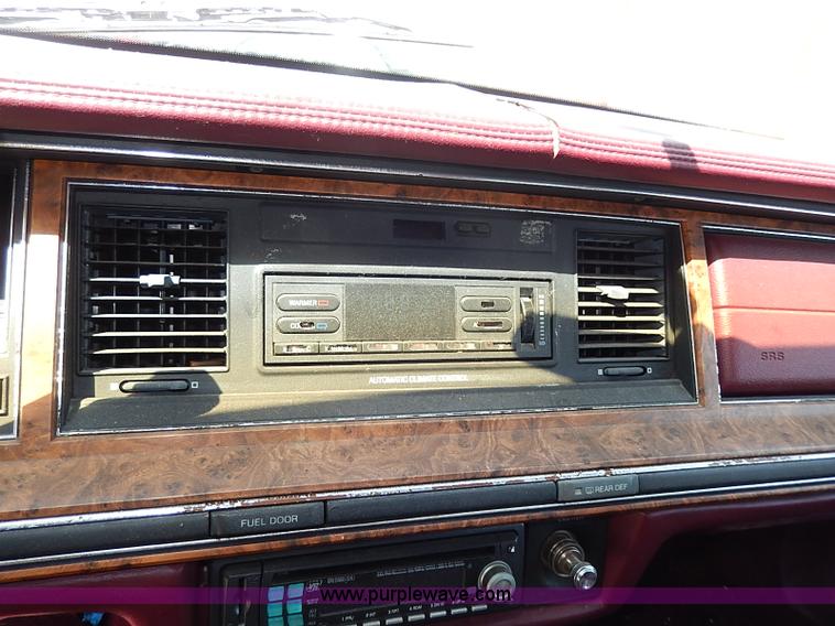 image for item H2624 1993 Lincoln Town Car Executive