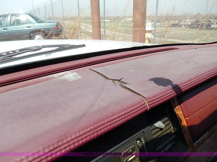 image for item H2624 1993 Lincoln Town Car Executive