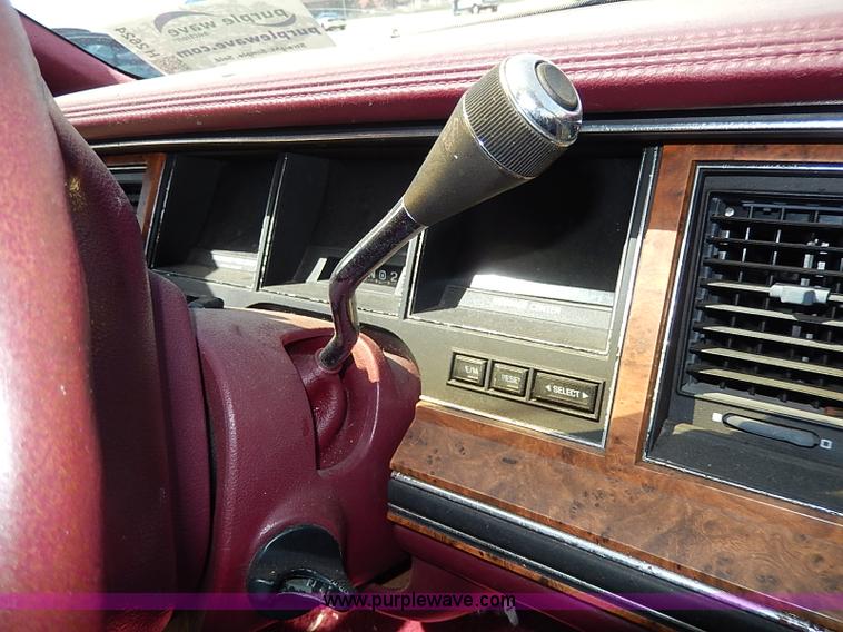 image for item H2624 1993 Lincoln Town Car Executive