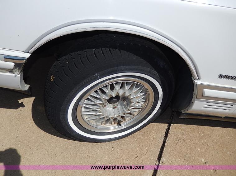 image for item H2624 1993 Lincoln Town Car Executive