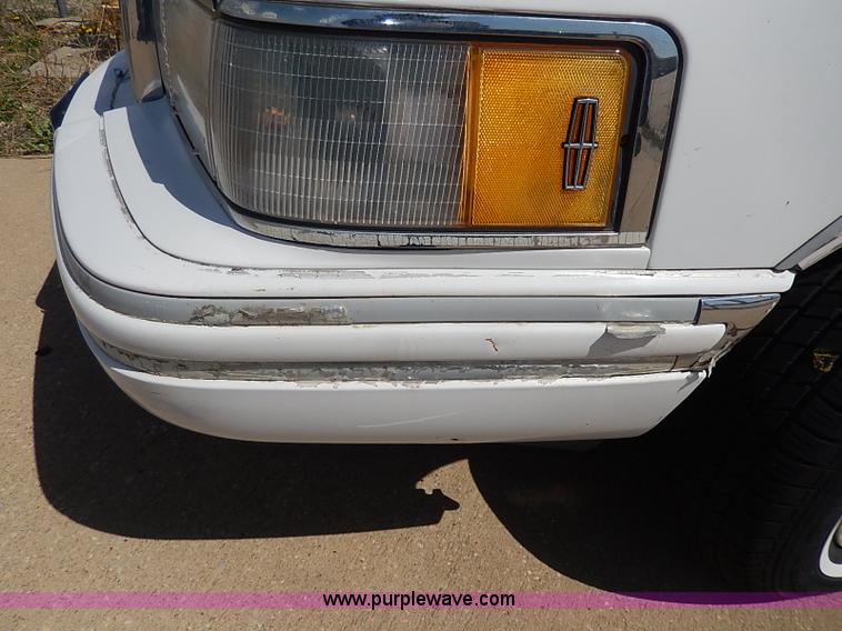 image for item H2624 1993 Lincoln Town Car Executive