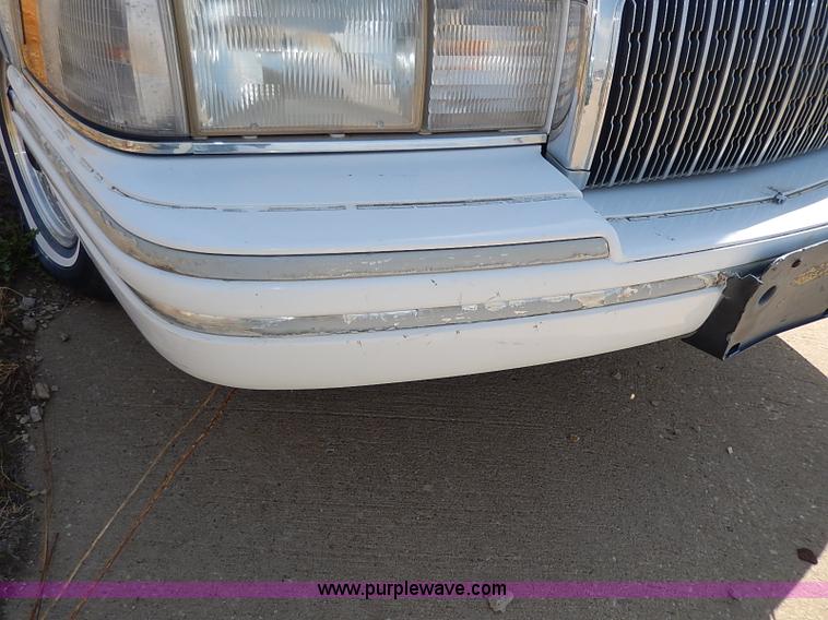 image for item H2624 1993 Lincoln Town Car Executive