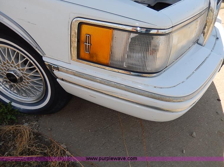 image for item H2624 1993 Lincoln Town Car Executive