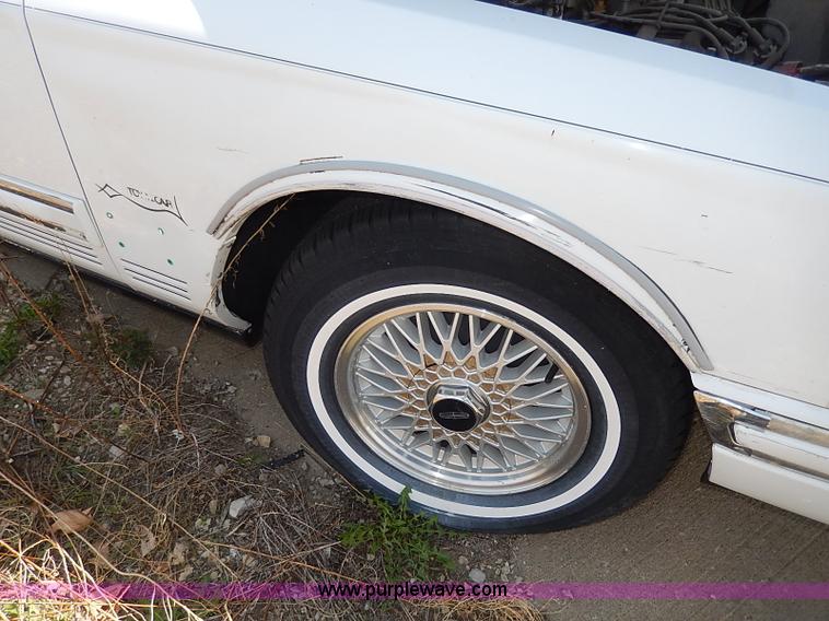 image for item H2624 1993 Lincoln Town Car Executive