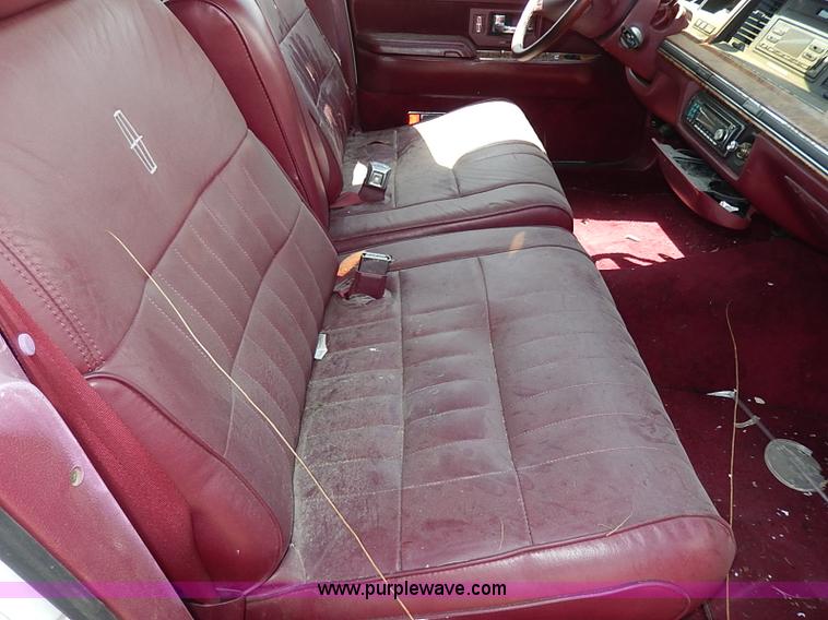 image for item H2624 1993 Lincoln Town Car Executive