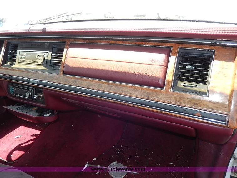 image for item H2624 1993 Lincoln Town Car Executive