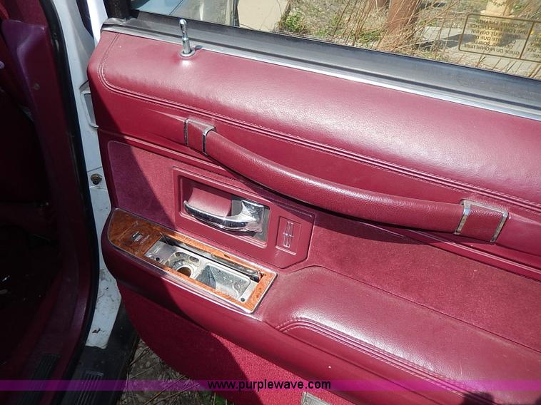 image for item H2624 1993 Lincoln Town Car Executive