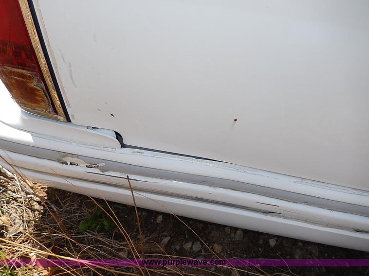 image for item H2624 1993 Lincoln Town Car Executive