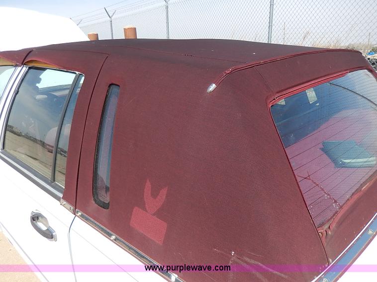 image for item H2624 1993 Lincoln Town Car Executive