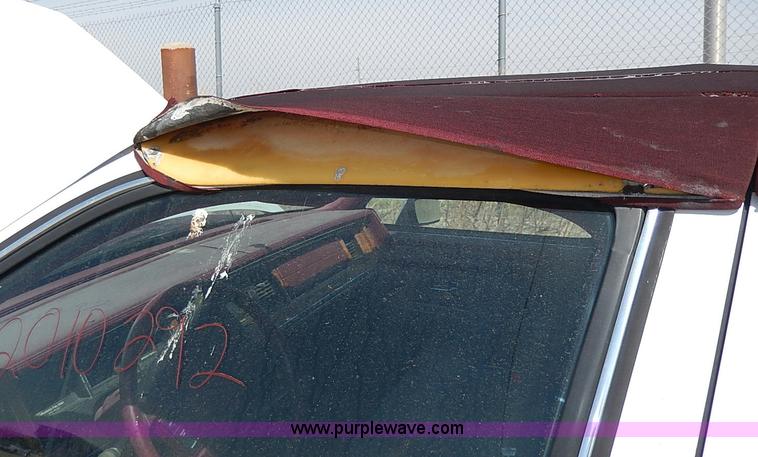 image for item H2624 1993 Lincoln Town Car Executive