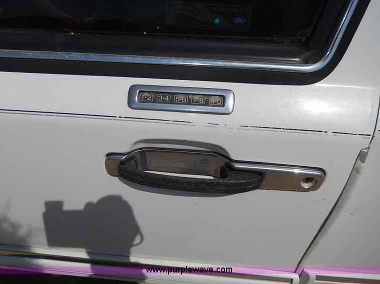 image for item H2624 1993 Lincoln Town Car Executive