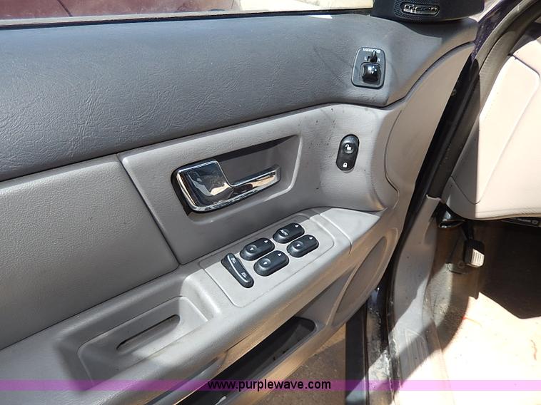 image for item H2625 2001 Ford Taurus SE