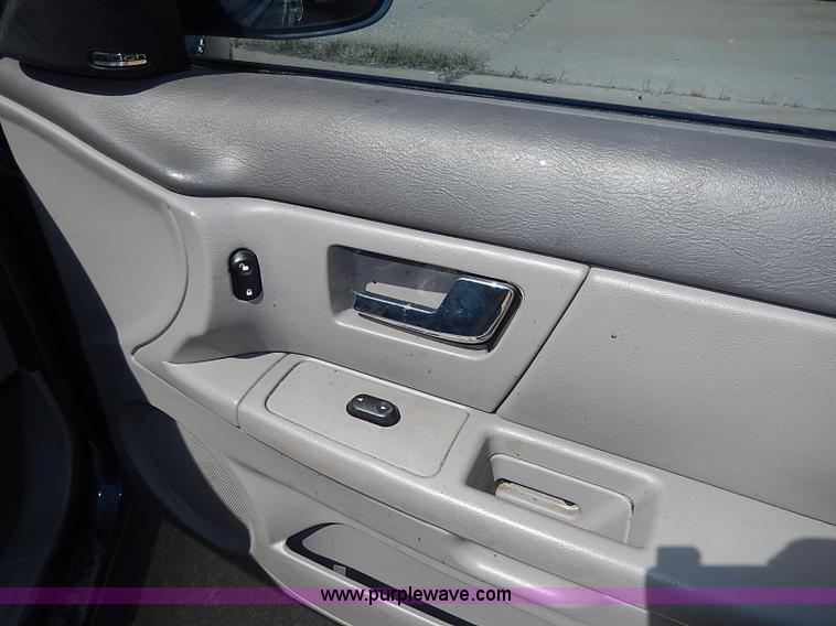 image for item H2625 2001 Ford Taurus SE