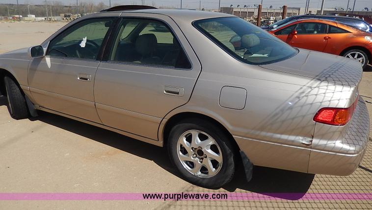 image for item H2627 2000 Toyota Camry LE