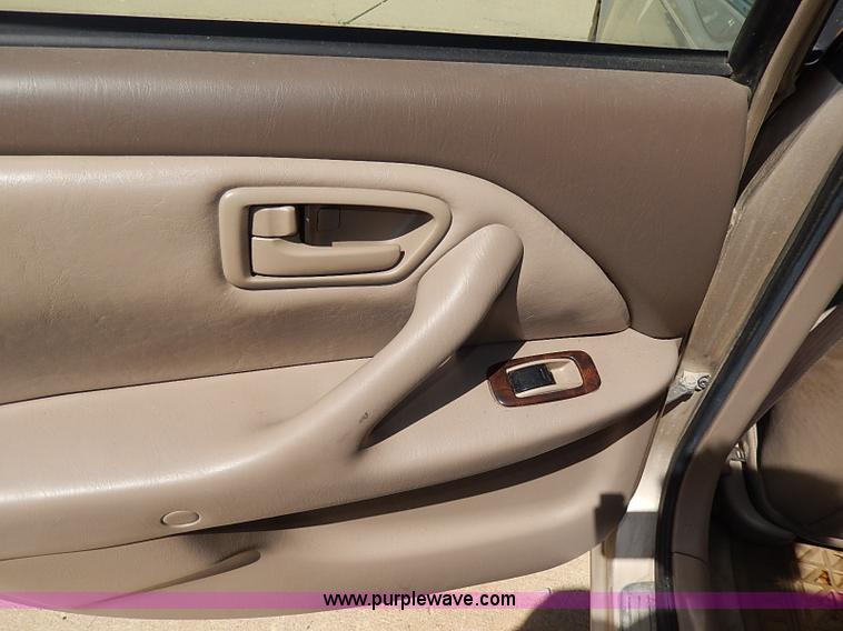 image for item H2627 2000 Toyota Camry LE