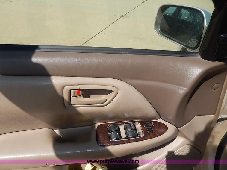 image for item H2627 2000 Toyota Camry LE