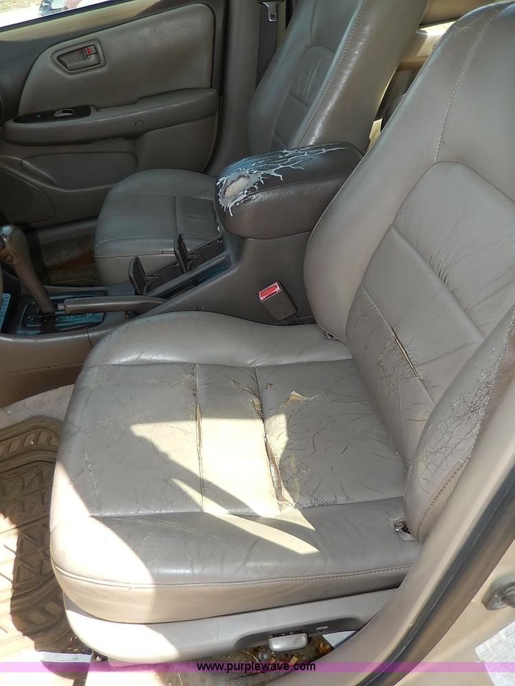 image for item H2627 2000 Toyota Camry LE