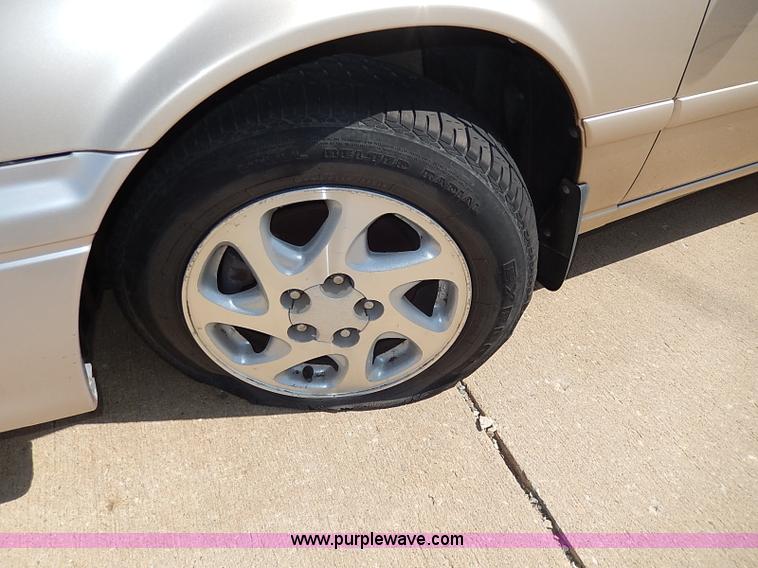 image for item H2627 2000 Toyota Camry LE