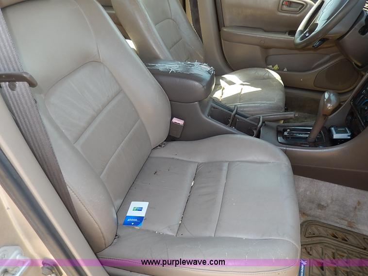 image for item H2627 2000 Toyota Camry LE