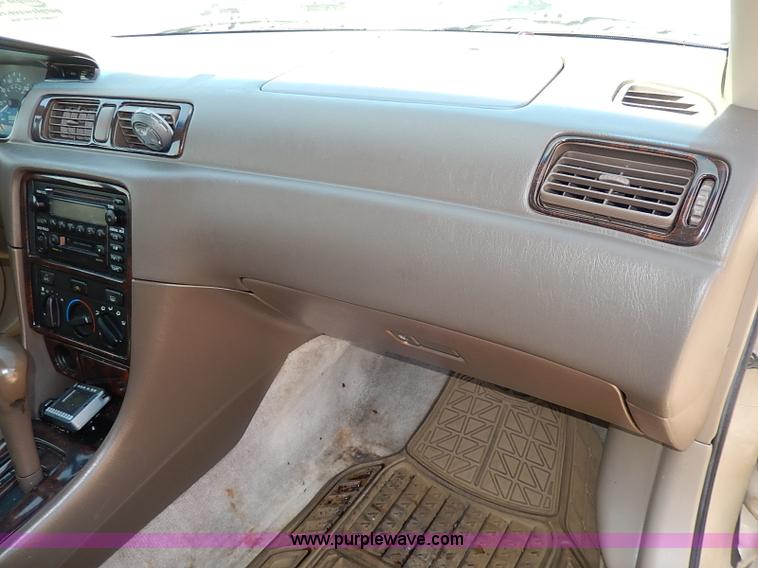 image for item H2627 2000 Toyota Camry LE