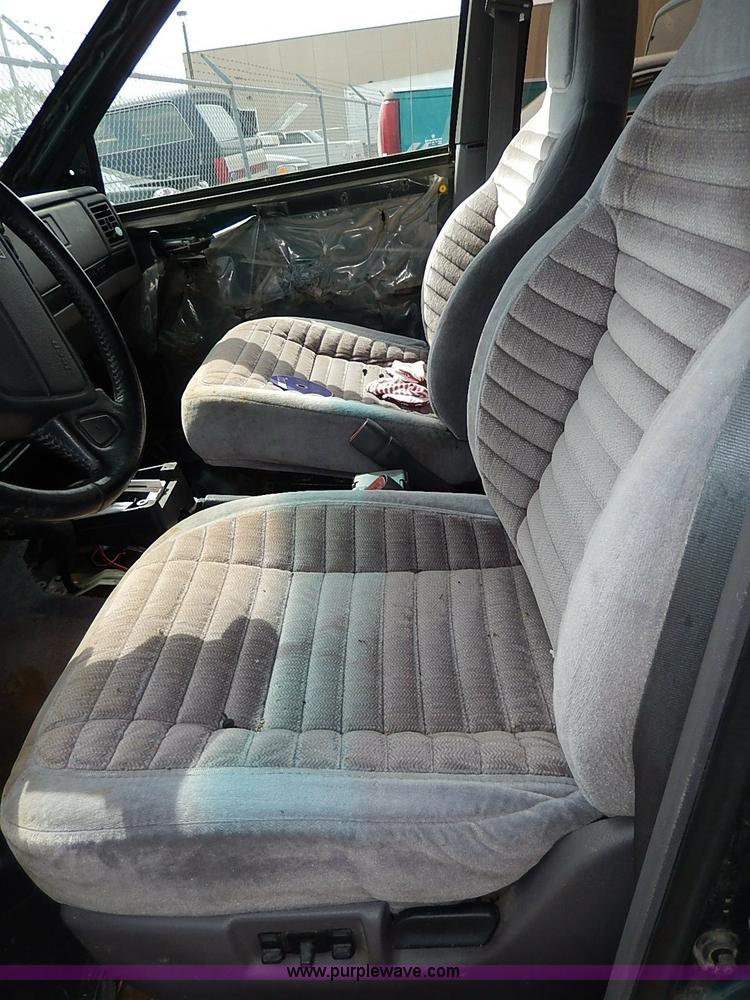 image for item H6018 1993 Jeep Grand Cherokee Laredo