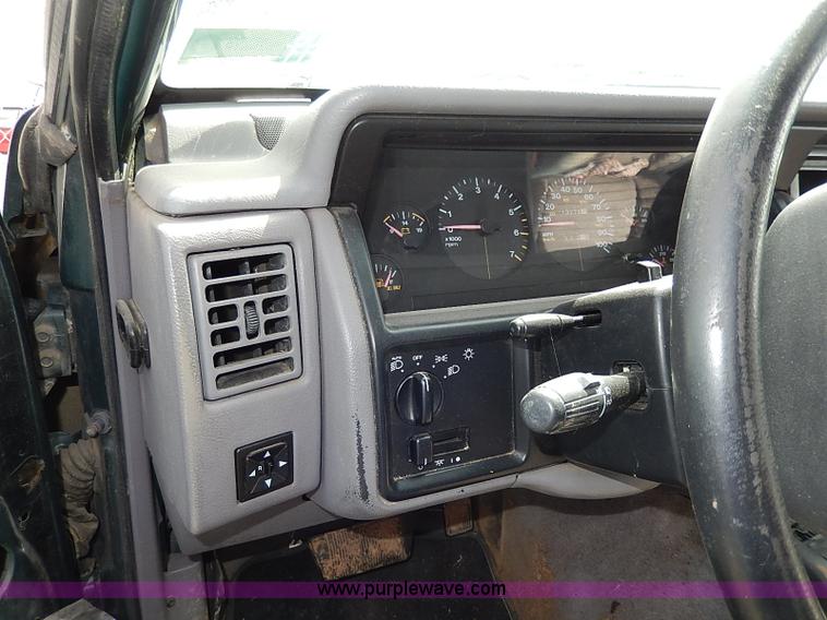 image for item H6018 1993 Jeep Grand Cherokee Laredo