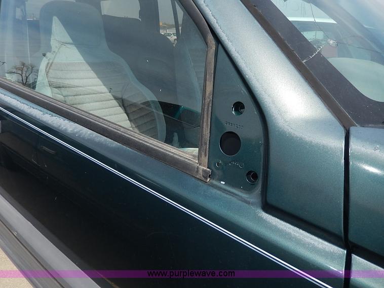 image for item H6018 1993 Jeep Grand Cherokee Laredo