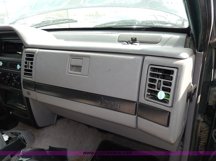 image for item H6018 1993 Jeep Grand Cherokee Laredo