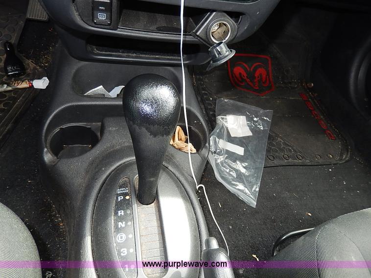 image for item H6040 2005 Dodge Neon SE