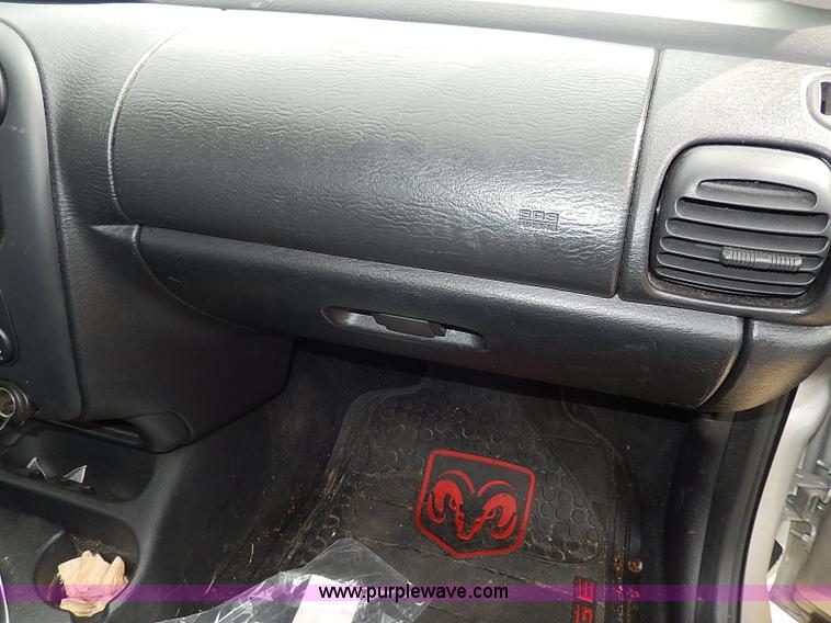 image for item H6040 2005 Dodge Neon SE