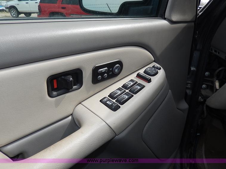 image for item H6042 2000 Chevrolet Suburban 1500