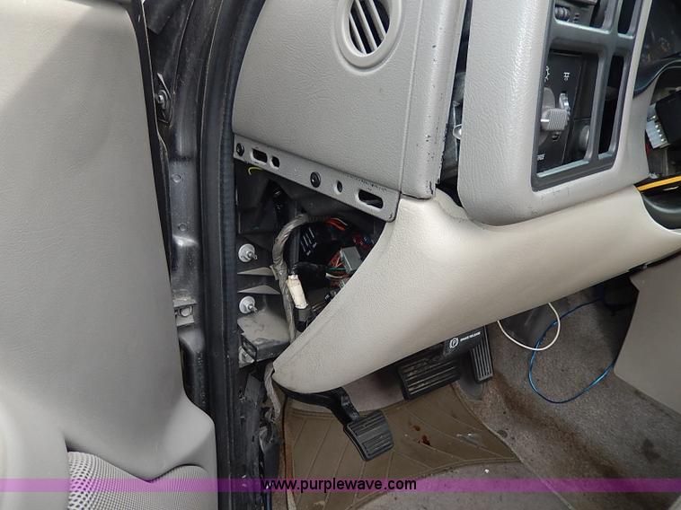 image for item H6042 2000 Chevrolet Suburban 1500