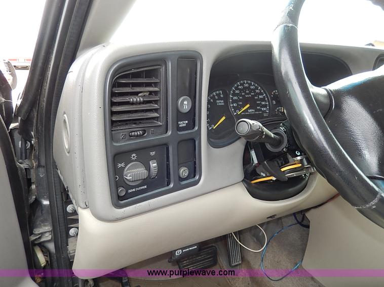 image for item H6042 2000 Chevrolet Suburban 1500