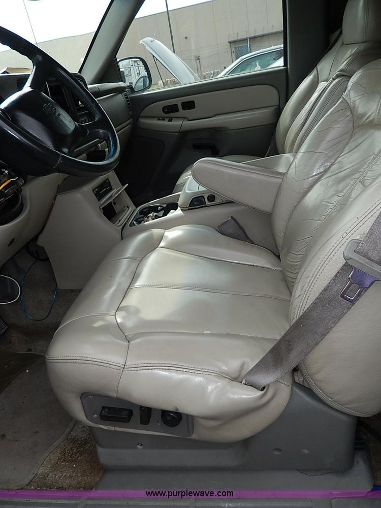 image for item H6042 2000 Chevrolet Suburban 1500