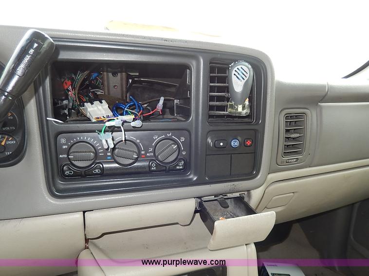 image for item H6042 2000 Chevrolet Suburban 1500